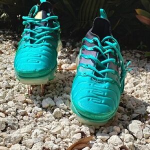 Nike Green Athletic Shoes Vibrant Lace-Up Design